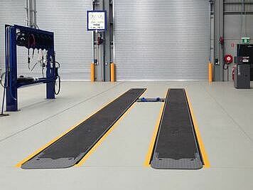 Die Fahrflächen der Finkbeiner Hebebühne HDS sind im versenkten Zustand problemlos überfahrbar