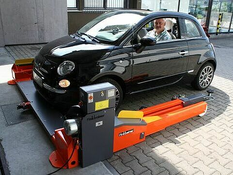 Das Fahrzeug fährt bis zur Querverbindung der Hebebühne ein