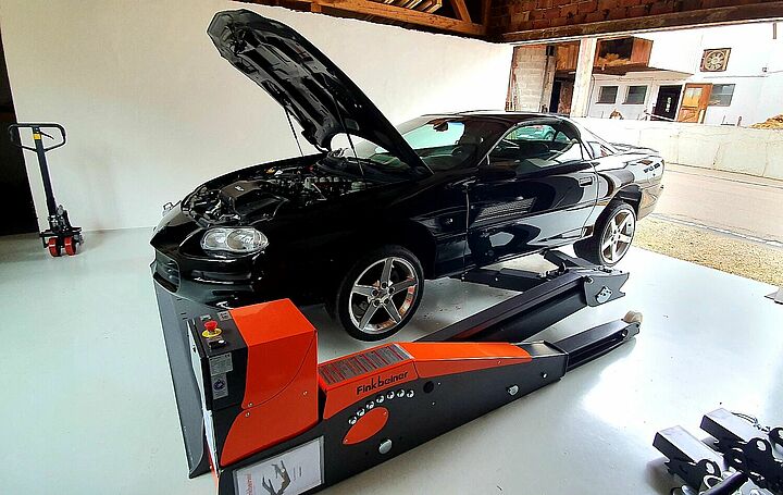 Mobile 2-Säulen-Hebebühne FHB3500DC bei Maximum Effects